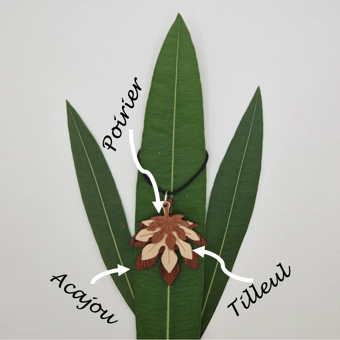 Pendentif feuille d'aralia Canourgue écoresponsable MoKaLi acajou tilleul poirier
